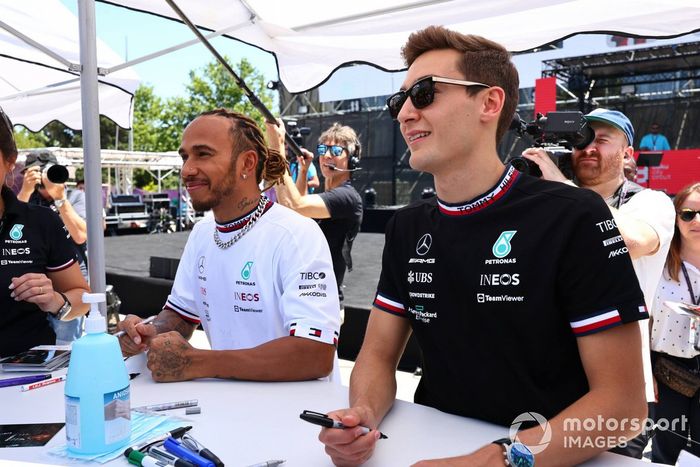 George Russell, Mercedes-AMG, Lewis Hamilton, Mercedes-AMG firmando autógrafos