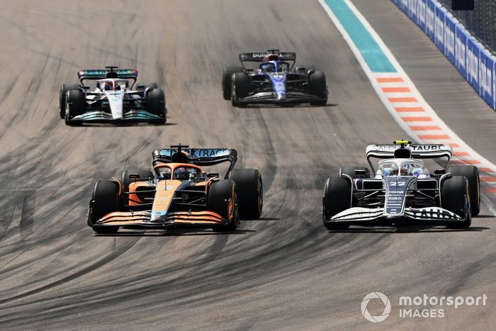 Daniel Ricciardo, McLaren MCL36, lucha con Yuki Tsunoda, AlphaTauri AT03