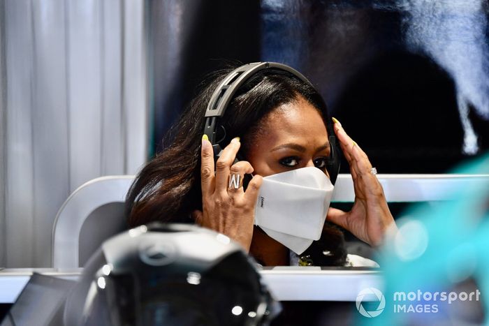 Michelle Obama en el garaje de Mercedes