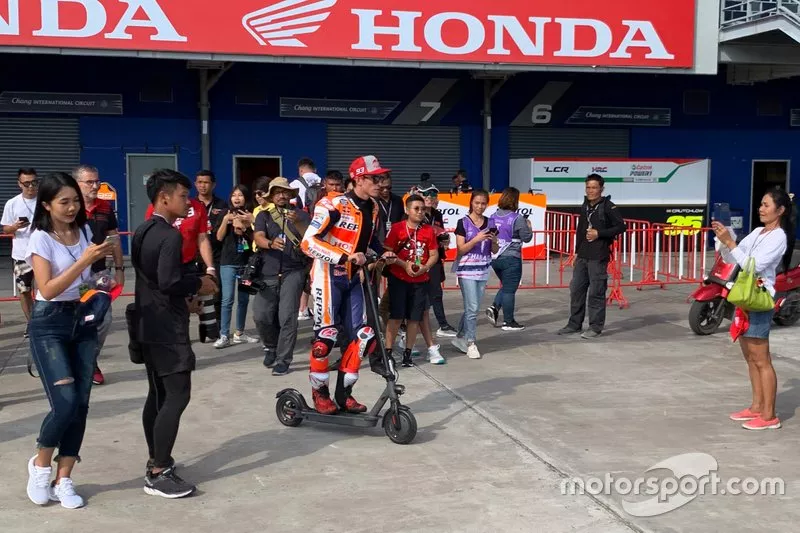 Marc Marquez, Repsol Honda Team en un patinete tras volver del hospital