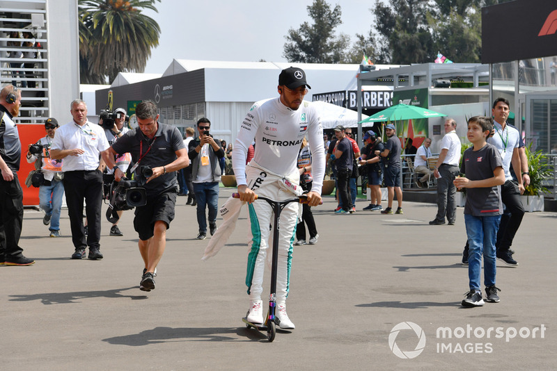 Lewis Hamilton, Mercedes AMG F1, con un monopattino