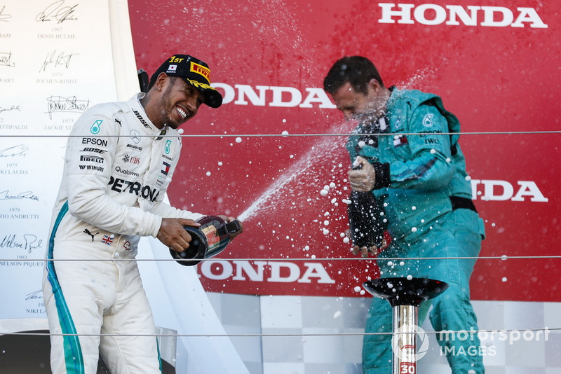 Lewis Hamilton, Mercedes AMG F1, con el champagne