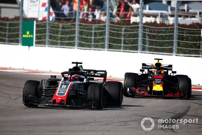 Romain Grosjean, Haas F1 Team VF-18, Daniel Ricciardo, Red Bull Racing RB14
