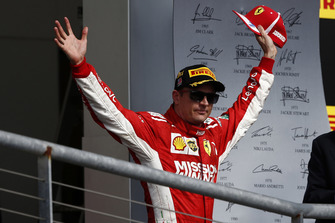 Kimi Raikkonen, Ferrari, 1° classificato, arriva sul podio