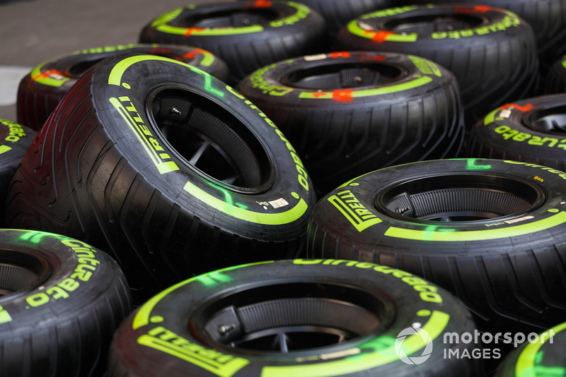 Надпис Pirelli