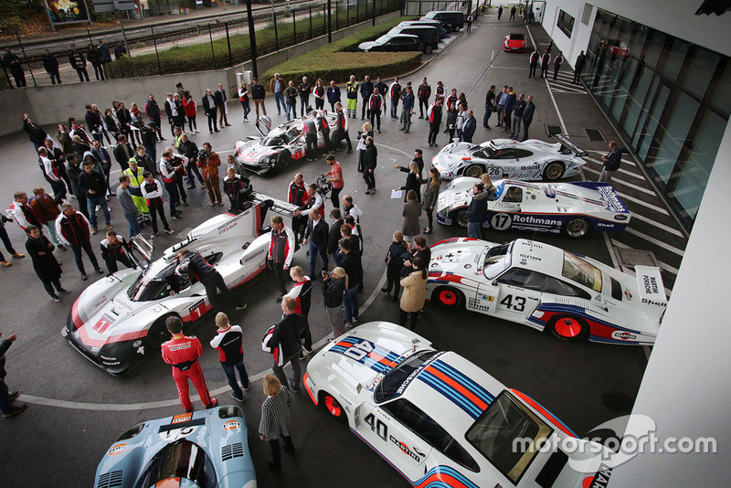 Porsche 919 Hybrid Evo vor dem Porsche-Museum in Stuttgart