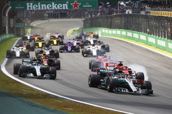 Lewis Hamilton, Mercedes AMG F1 W09 EQ Power+, devant Valtteri Bottas, Mercedes AMG F1 W09 EQ Power+, Sebastian Vettel, Ferrari SF71H, Kimi Raikkonen, Ferrari SF71H, Max Verstappen, Red Bull Racing RB14, et le reste du peloton au départ
