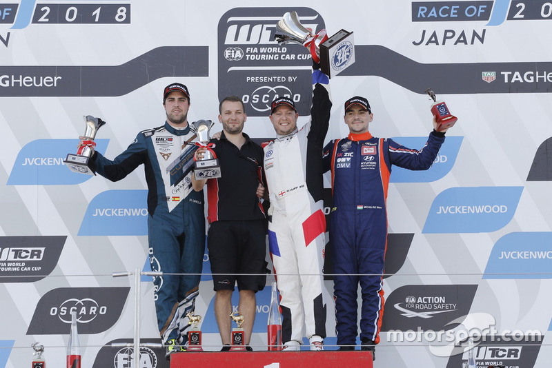 Podio: il vincitore della gara Rob Huff, Sébastien Loeb Racing Volkswagen Golf GTI TCR, il secondo classificato Pepe Oriola, Team Oscaro by Campos Racing Cupra TCR, il terzo classificato Gabriele Tarquini, BRC Racing Team Hyundai i30 N TCR