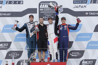 Podio: il vincitore della gara Rob Huff, Sébastien Loeb Racing Volkswagen Golf GTI TCR, il secondo classificato Pepe Oriola, Team Oscaro by Campos Racing Cupra TCR, il terzo classificato Gabriele Tarquini, BRC Racing Team Hyundai i30 N TCR