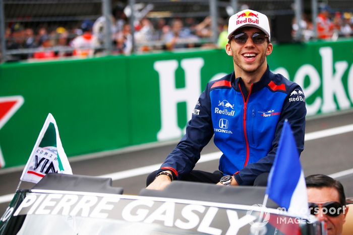 Pierre Gasly, Scuderia Toro Rosso, en el desfile de pilotos
