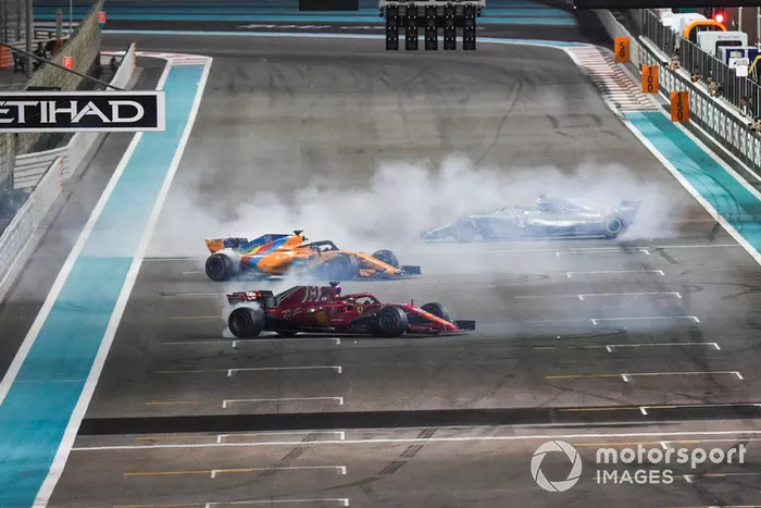 Lewis Hamilton, Mercedes-AMG F1 W09, Sebastian Vettel, Ferrari SF71H y Fernando Alonso, McLaren MCL33 haciendo donuts al final de la carrera.