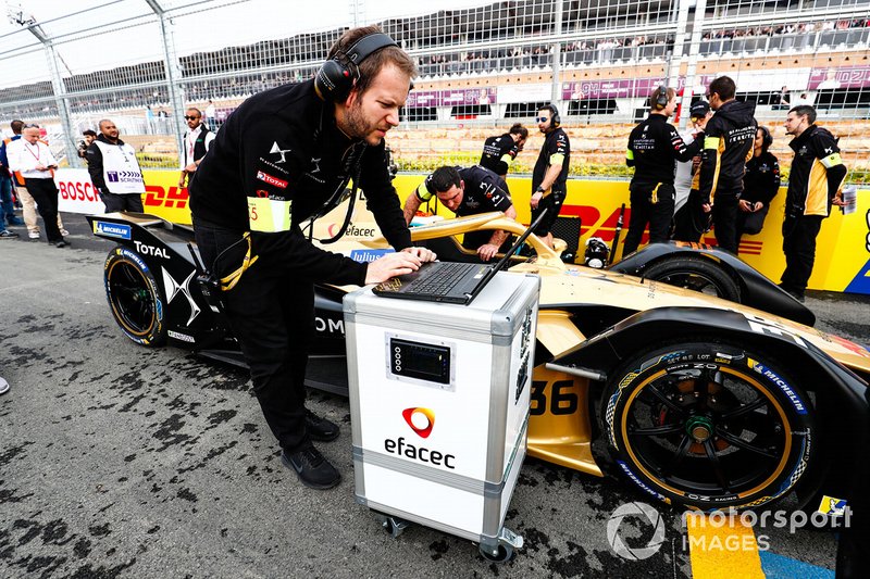 Ingenieros revisan el auto de Andre Lotterer car, DS TECHEETAH, DS E-Tense FE19