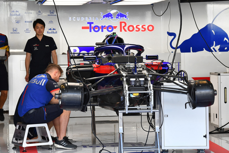 Scuderia Toro Rosso STR13 en el garaje