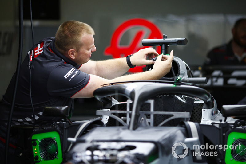 Сотрудник Haas за работой