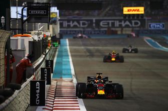 Daniel Ricciardo, Red Bull Racing, precede Max Verstappen, Red Bull Racing RB14, e Lewis Hamilton, Mercedes AMG F1 W09 EQ Power+