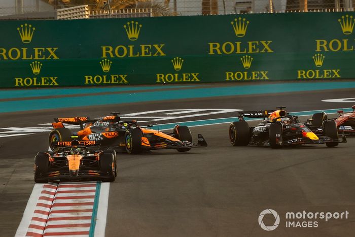 Oscar Piastri, McLaren MCL38 y Max Verstappen, Red Bull Racing RB20 chocan en la curva provocando el trompo del otro