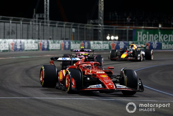 Carlos Sainz, Ferrari SF-24, Pierre Gasly, Alpine A524, Max Verstappen, Red Bull Racing RB20