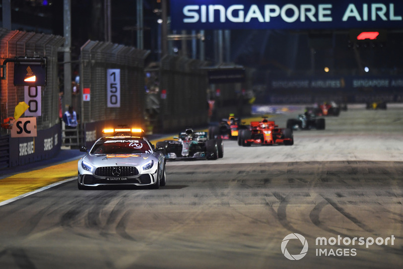 La Safety Car precede Lewis Hamilton, Mercedes AMG F1 W09 EQ Power+
