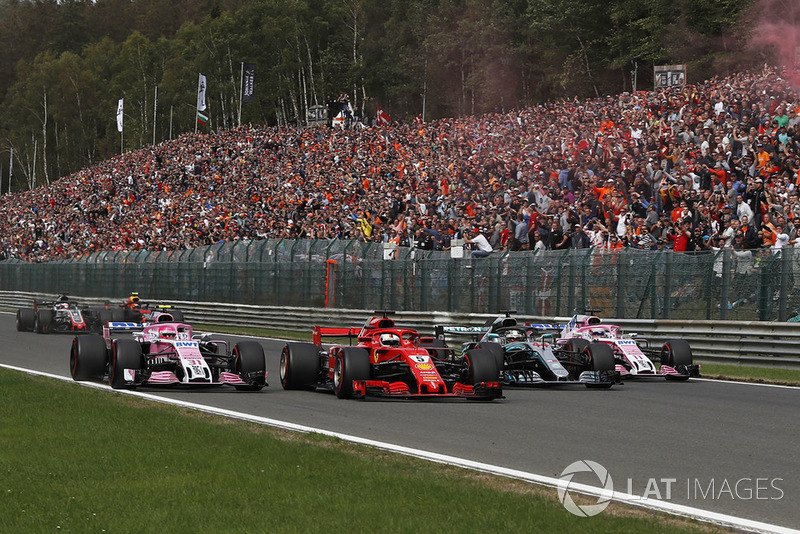 Esteban Ocon, Racing Point Force India VJM11, Sebastian Vettel, Ferrari SF71H, Lewis Hamilton, Mercedes AMG F1 W09 y Sergio Perez, Racing Point Force India VJM11 al inicio