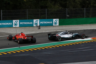 Sebastian Vettel, Ferrari SF71H, Lewis Hamilton, Mercedes AMG F1 W09