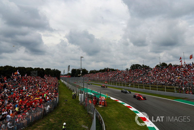 Kimi Raikkonen, Ferrari SF71H, Lewis Hamilton, Mercedes AMG F1 W09, y Max Verstappen, Red Bull Racing RB14