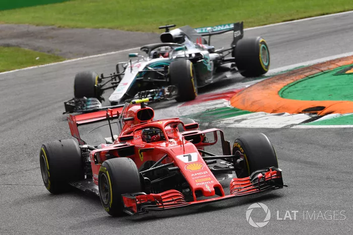 Kimi Raikkonen, Ferrari SF71H y Lewis Hamilton, Mercedes AMG F1 W09 