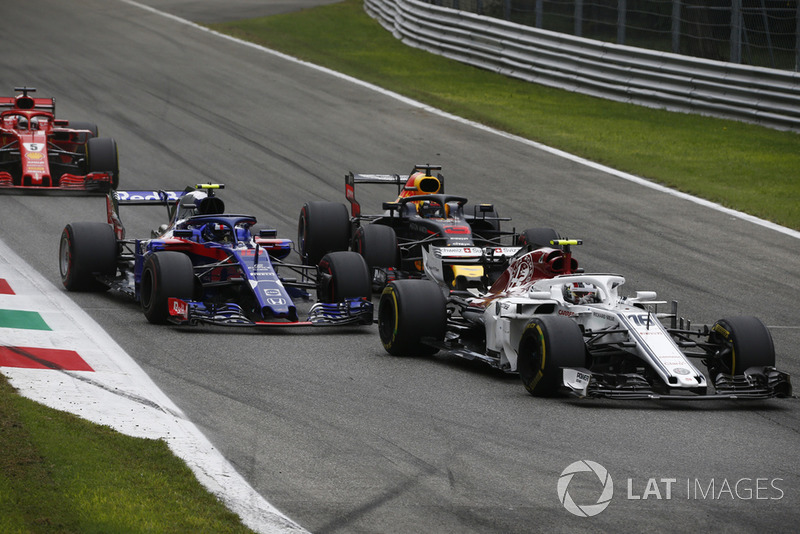 Charles Leclerc, Sauber C37 leads Pierre Gasly, Scuderia Toro Rosso STR13 and Daniel Ricciardo, Red Bull Racing RB14
