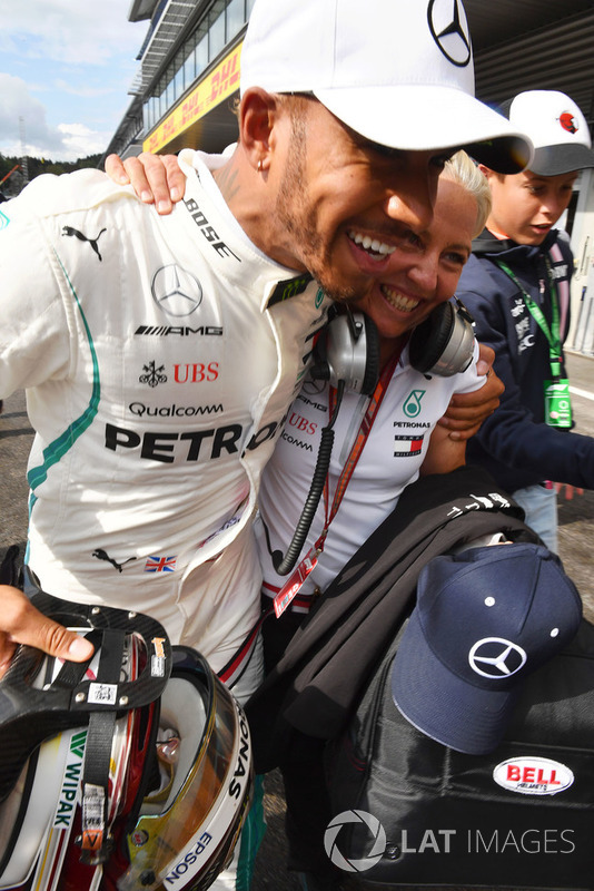 Il poleman Lewis Hamilton, Mercedes AMG F1, festeggia nel parco chiuso