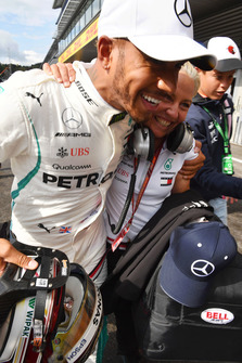 Ganador de la pole Lewis Hamilton, Mercedes AMG F1 celebra en parc ferme