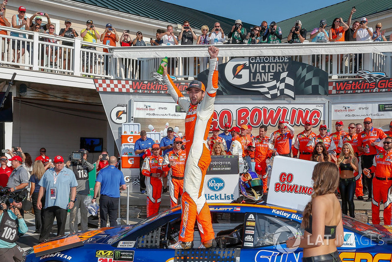 Chase Elliott, Hendrick Motorsports, Chevrolet Camaro SunEnergy1 in victory lane