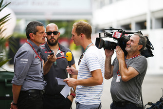 Guenther Steiner, Team Principal, Haas F1 Team, parla con i media