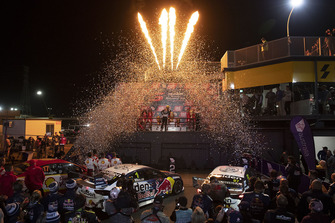 Podyum: Yarış galibi Shane van Gisbergen, Triple Eight Race Engineering Holden