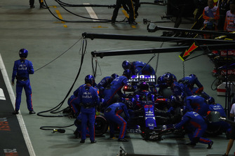 Brendon Hartley, Toro Rosso STR13, in the pits