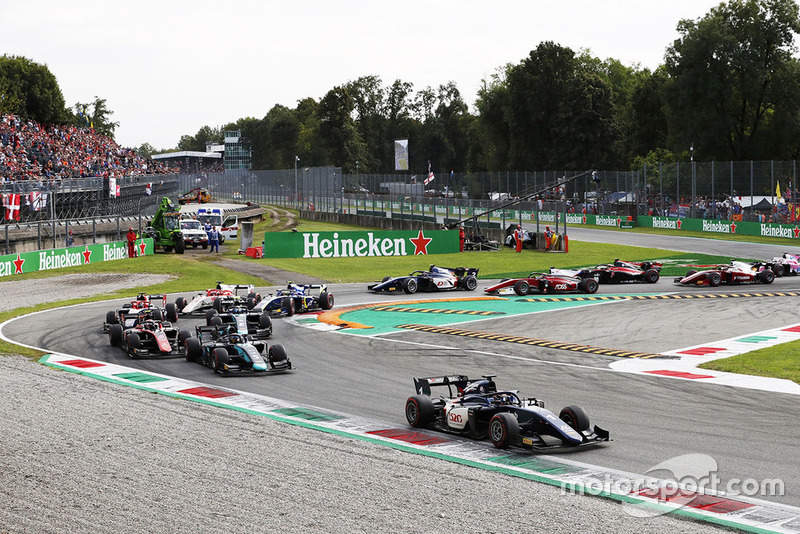 Artem Markelov a pris la tête au départ