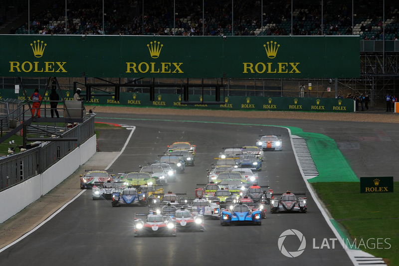Salida, #7 Toyota Gazoo Racing Toyota TS050: Mike Conway, Kamui Kobayashi, Jose Maria Lopez leads