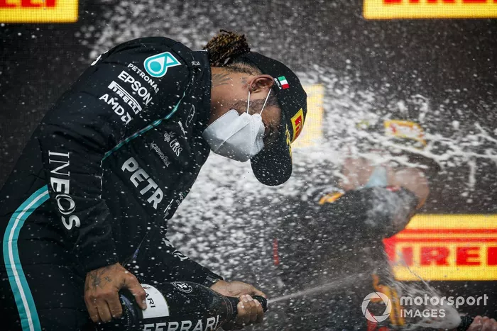 Podio: segundo lugar Lewis Hamilton, Mercedes