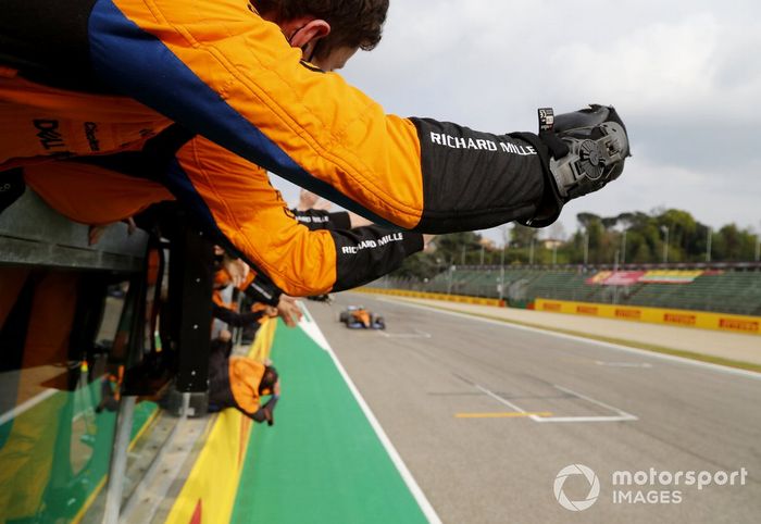 Lando Norris, McLaren MCL35M, 3ª posición, celebra en Parc Ferme