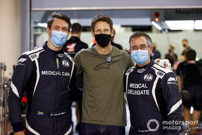 Romain Grosjean, Haas F1 meets Doctor Ian Roberts, medical car driver Alan van der Merwe who helped him in his crash at last Grand Prix