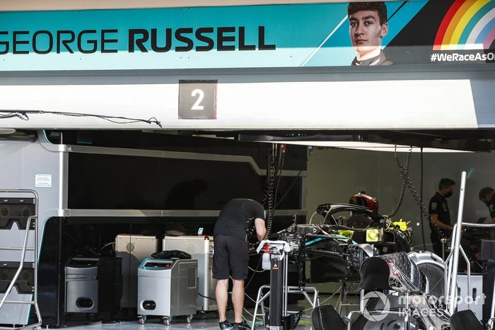 Una vista del garaje de George Russell, Mercedes-AMG F1 