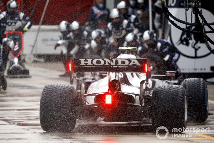 Pierre Gasly, AlphaTauri AT02, pit stop