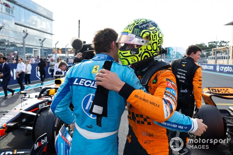 Charles Leclerc, Scuderia Ferrari, 3e position, félicite Lando Norris, McLaren F1 Team, 1er position, au Parc Ferme