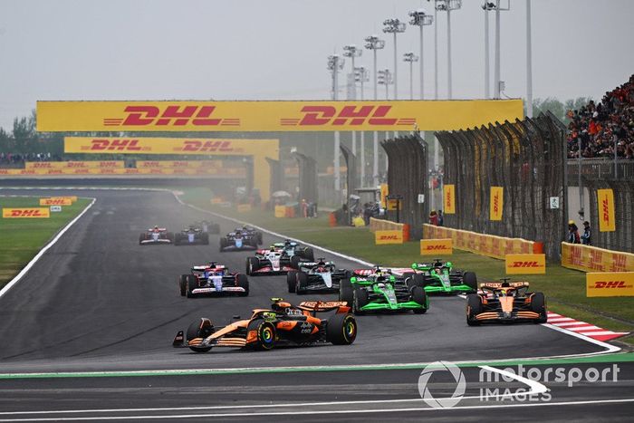 Lando Norris, McLaren MCL38, Oscar Piastri, McLaren MCL38, Zhou Guanyu, Kick Sauber C44, Valtteri Bottas, Kick Sauber C44, George Russell, Mercedes F1 W15, el resto de la parrilla.