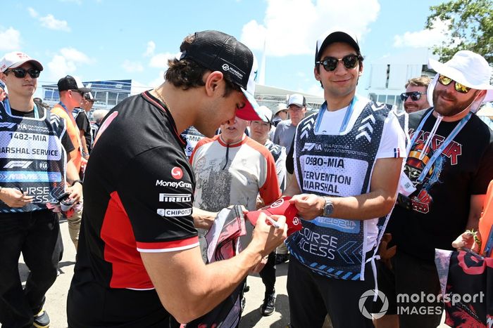 Pietro Fittipaldi, piloto reserva del equipo Haas F1, firma autógrafos para los comisarios.