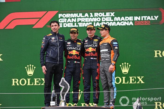 Podio: segundo lugar Sergio Pérez, Red Bull Racing, ganador Max Verstappen, Red Bull Racing, tercer lugar, Lando Norris, McLaren
