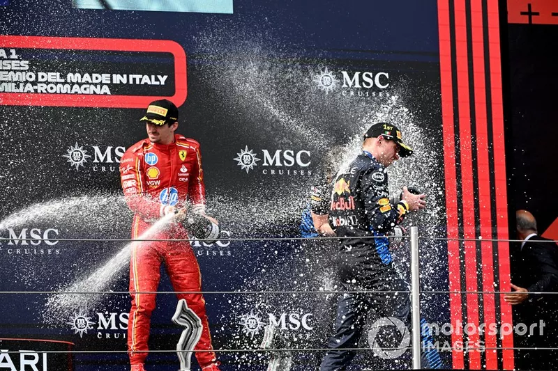 Charles Leclerc, Scuderia Ferrari, 3e position, Max Verstappen, Red Bull Racing, 1re position, le délégué du trophée Red Bull pulvérise du champagne sur le podium.