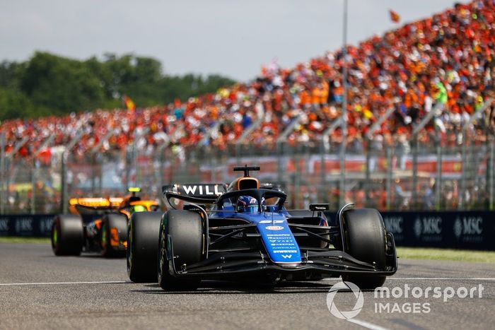 Alex Albon, Williams FW46, en una vuelta de reconocimiento