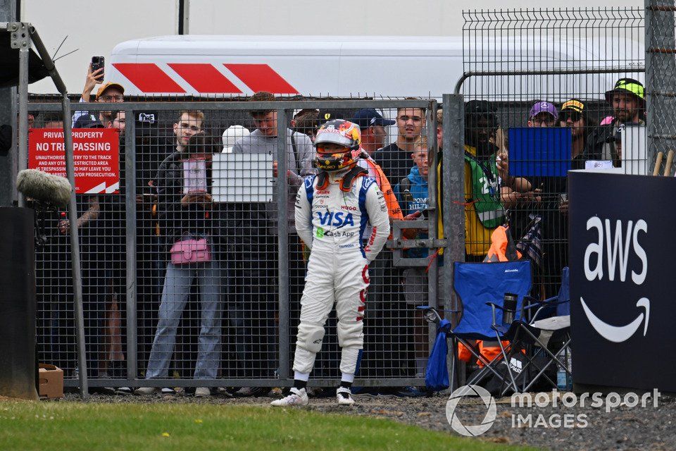 Yuki Tsunoda, Visa Cash App RB F1 Team, se aparta tras hacer un trompo en la grava durante la FP1