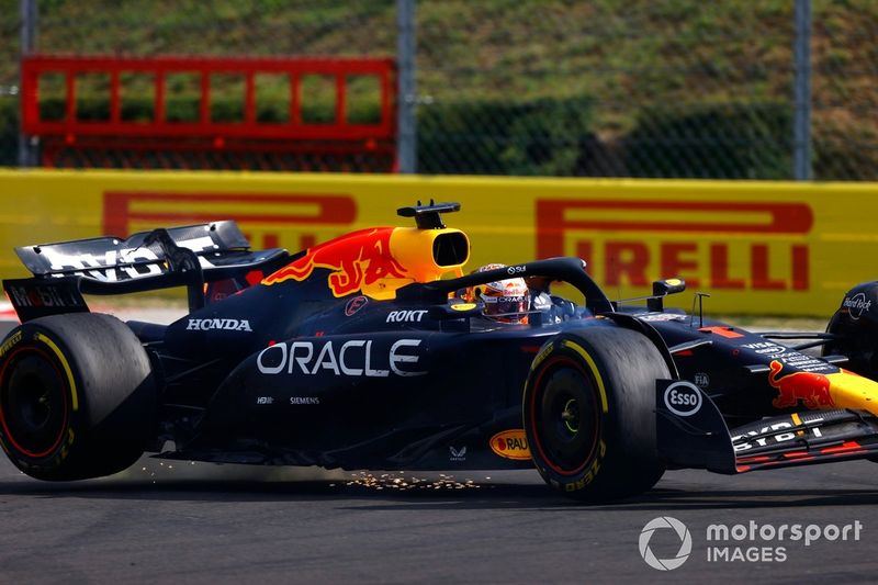 Max Verstappen, Red Bull Racing RB20, Lewis Hamilton, Mercedes F1 W15, entrent en collision.