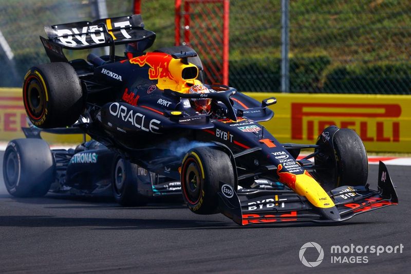 Choque de Max Verstappen, Red Bull Racing RB20, Lewis Hamilton, Mercedes F1 W15