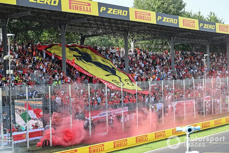 Les fans de Ferrari déploient un immense drapeau dans une tribune.
